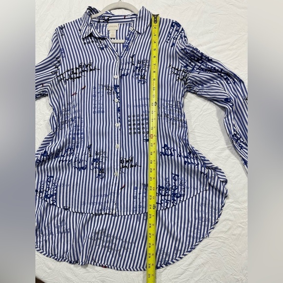 Chico’s High low button up blue white striped script writing top women’s size M - Picture 9 of 15